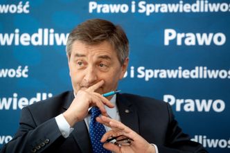 Sejm tłumaczy się z podróży marszałka Kuchcińskiego. Latał z rodziną