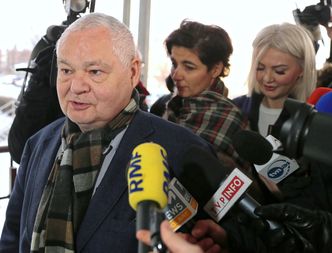 Adam Glapiński przesłuchany. Nabrał wody w usta. "Nie mogę komentować"