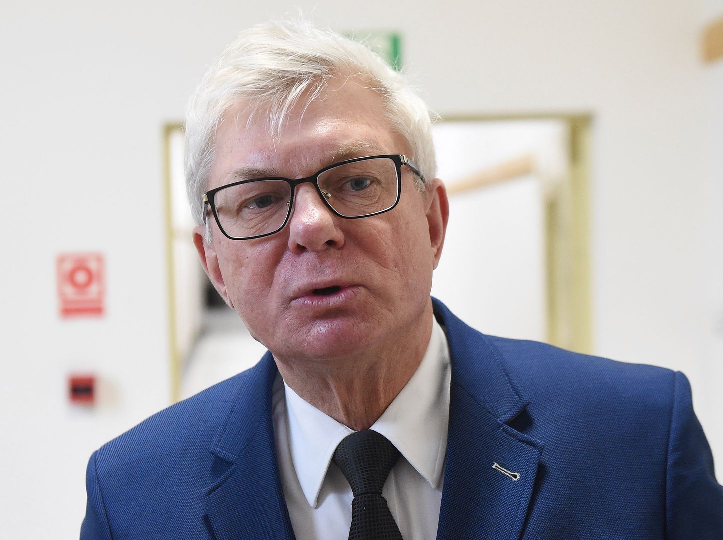 Andrzej Celiński dołącza do kontrmanifestacji. "Mam przekaz dla Kaczyńskiego. Uważaj! Ja się nie cofnę"