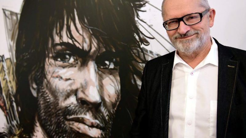 Grzegorz Rosiński ze swoim najsłynniejszym "synem" w tle