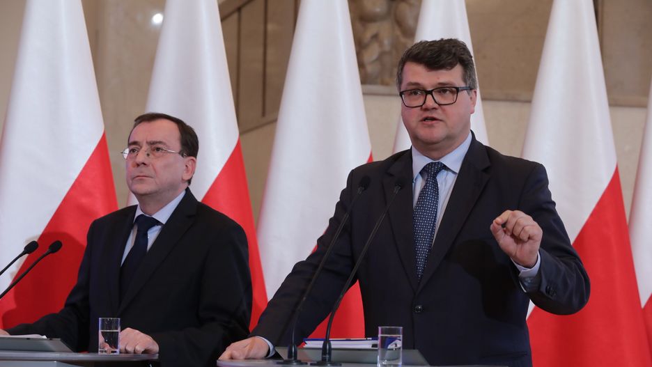 Obecnie ministrem koordynatorem służb specjalnych jest Mariusz Kamiński, a jego zastępcą Maciej Wąsik