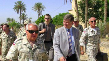 Jerzy Szmajdziński w towarzystwie dowódcy gen. Andrzeja Ekierta