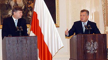 Minister Obrony Narodowej Jerzy Szmajdziński oraz prezydent Rzeczypospolitej Aleksander Kwaśniewski
