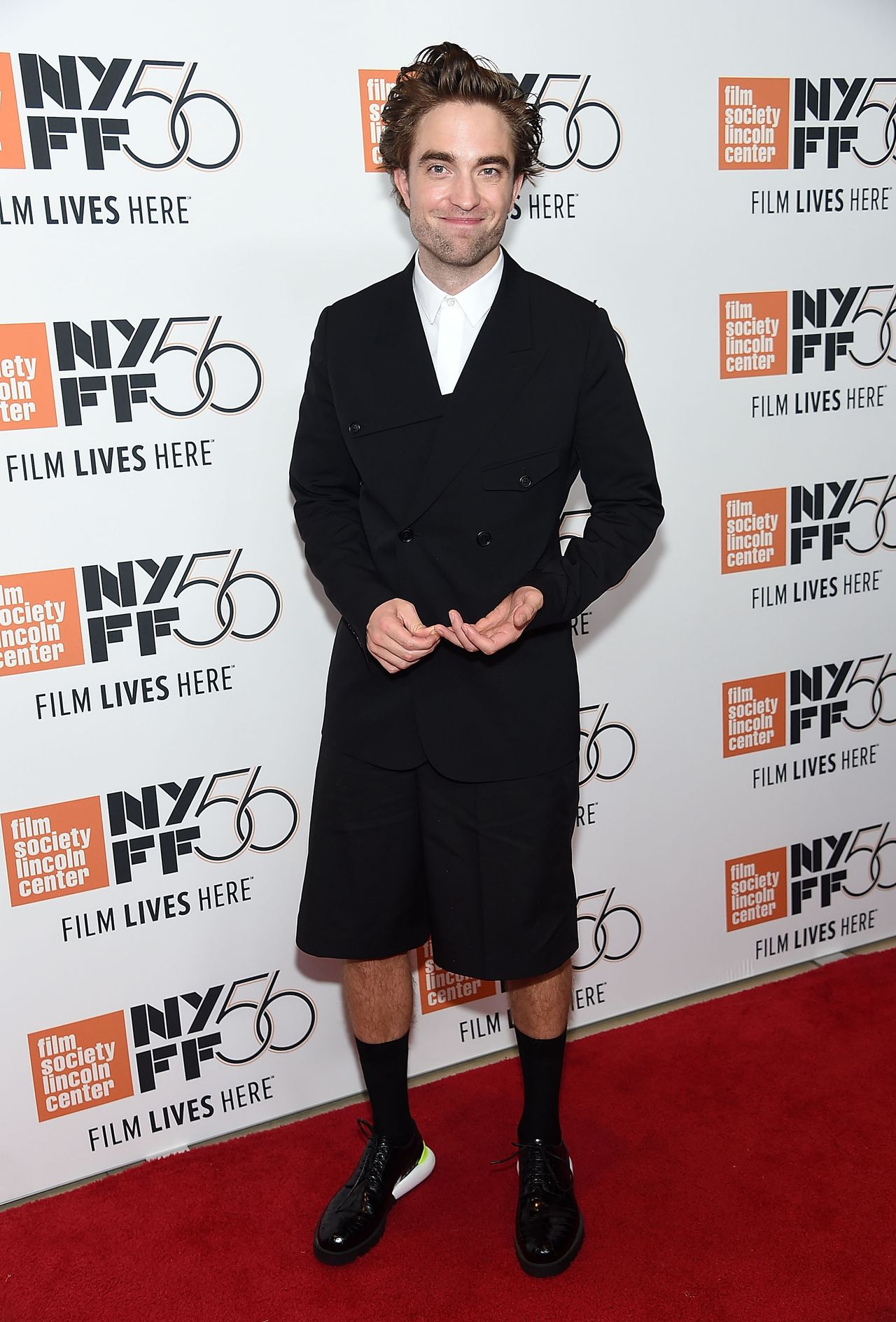 Robert Pattinson odsłonił kolana. Oryginalna stylizacja gwiazdora