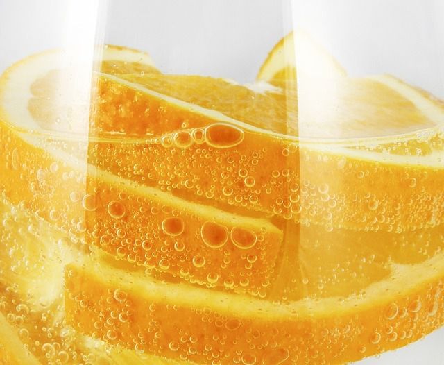 Woda gazowana może mieć negatywny wpływ na żołądek.