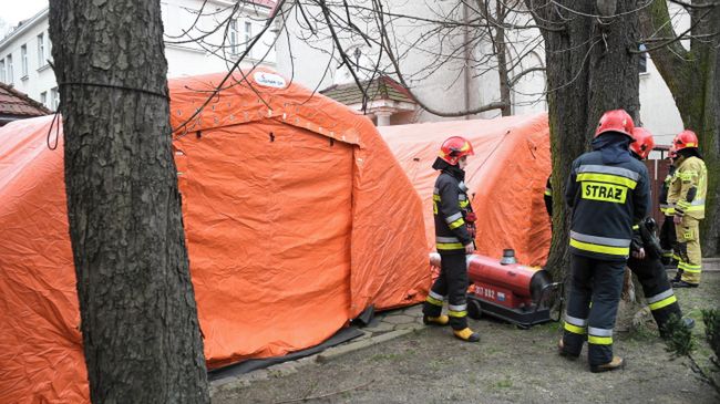 04.03.2020. PSP podczas ćwiczeń z rozstawiania namiotów przed Wojewódzkim Szpitalem Zakaźnym w Warszawie.