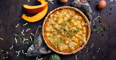 PRZEPIS Dyniowa tarta nie tylko na Halloween – przepis na tartę z dynią, porem i serem camembert