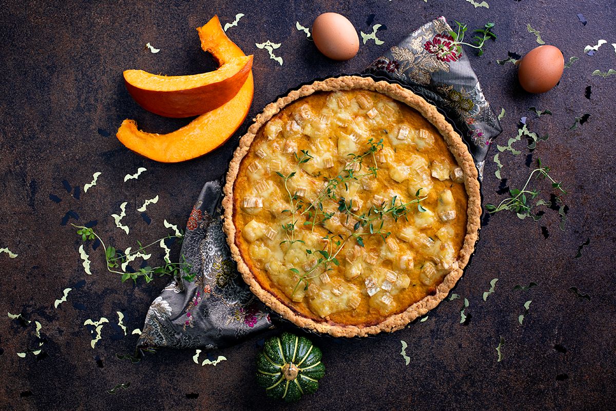 PRZEPIS Dyniowa tarta nie tylko na Halloween – przepis na tartę z dynią, porem i serem camembert