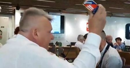 Rolnik przyszedł do Sejmu z konserwą wieprzową. "To nie jedzenie, to mina przeciwpiechotna"