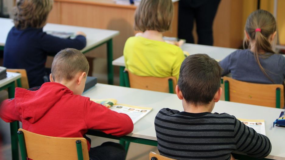 W związku z przepełnieniem, dzieci muszą się uczyć m.in. na stołówce i korytarzu