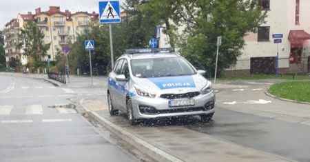 Stanęli radiowozem na chodniku, drodze rowerowej i przejściu dla pieszych. Musieli być głodni
