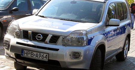 Nudzili się na służbie. Zdemolowali jeden z najdroższych radiowozów w policji