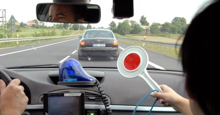 Nowy sposób policji na pomiar prędkości. Nie przyspieszaj po minięciu radiowozu