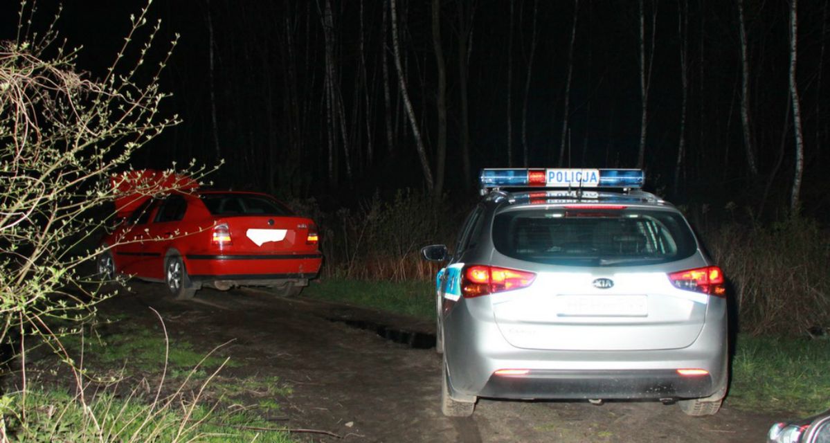 Najpierw próbował przejechać policjantów, a później uciekł do lasu zostawiając żonę i dziecko