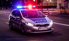 Spłonęły dwa radiowozy. Stały pod komisariatem