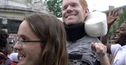 Nie mógł iść sam, więc zanieśli go... na plecach. Tak Kevan zwiedził Europę