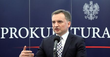 "Wybitni eksperci" od Ziobry przeszkadzają Macierewiczowi. Minister próbuje załagodzić spór