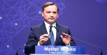 Bruksela weszła w paradę Ziobrze. Ustawa antylichwiarska musi poczekać