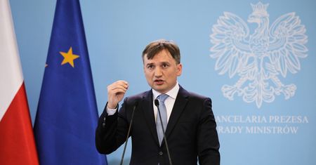 Sąd Najwyższy uwzględnił kasację Zbigniewa Ziobry ws. pedofila