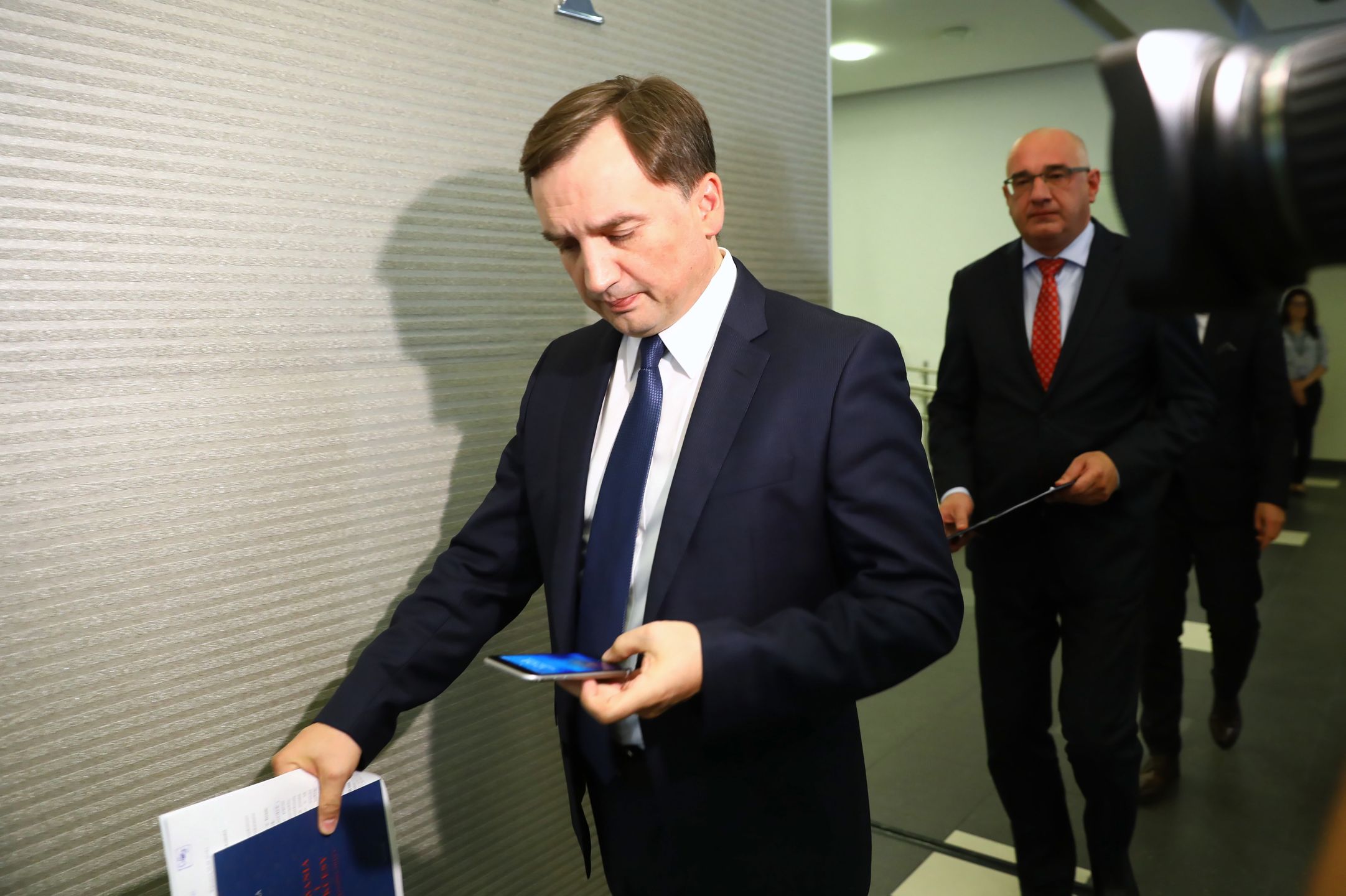 Zbigniew Ziobro (minister sprawiedliwości i prokurator generalny). W tle prokurator Michał Ostrowski 
