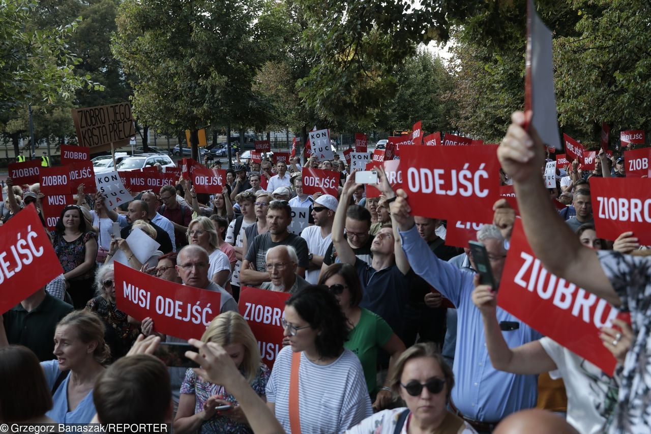 "Ziobro musi odejść". Demonstracja przed KPRM