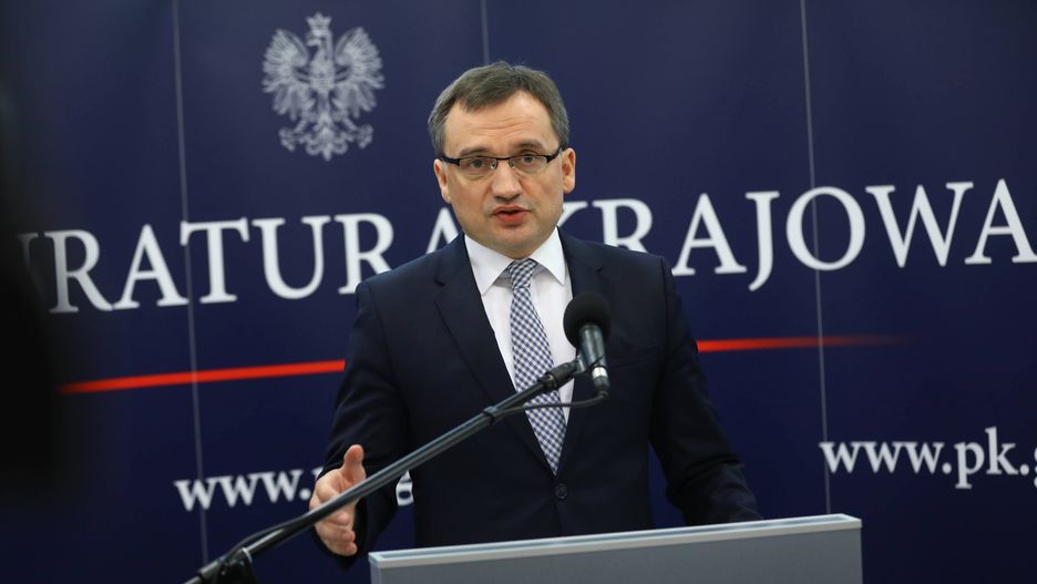 Zbigniew Ziobro polecił umorzyć postępowanie ws. uzycia broni przez napadniętego właściciela kantoru