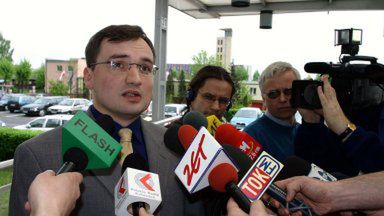 Poseł Zbigniew Ziobro w drodze do Prokuratury Okręgowej w Katowicach