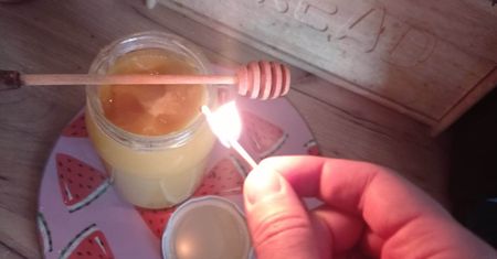 Włóż zapałkę do miodu. W prosty sposób sprawdzisz, czy jest prawdziwy