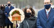 Rzadki widok. Mateusz Morawiecki z żoną pożegnali Krzysztofa Krawczyka. Para przyjechała prosto z Wawelu