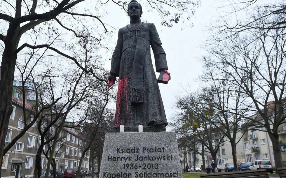 Gdańsk, 06.12.2018. Pomnik księdza prałata Henryka Jankowskiego oblany czerwoną farbą 