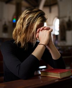 Zaskakujące zachowanie kobiety w kościele. "Działanie demoniczne"