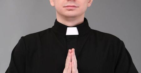 Księża pławią się w luksusach