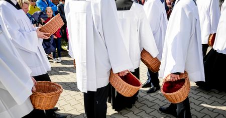 27 parafii wprowadziło płatności bezgotówkowe. Na tacę, za chrzest, ślub można płacić kartą