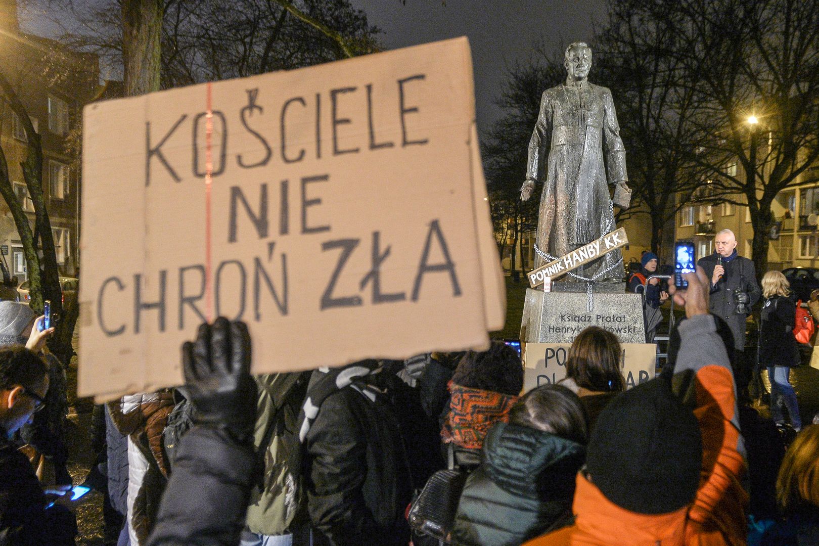 "Ks. Jankowski płacił za seks. I to dobrze". Kolejna ofiara przerywa milczenie