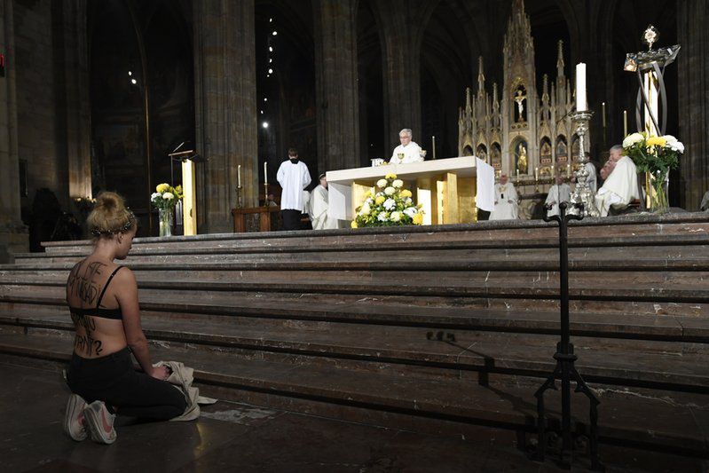 Dziewczyna w staniku i z koroną cierniową uklękła w czeskim kościele. Miała powód