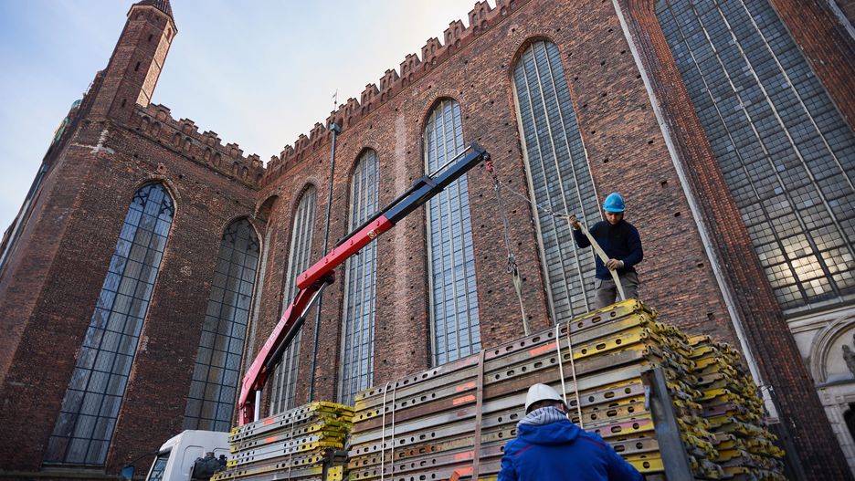 W Niemczech nie burzy się zabytkowych kościołów. Na fot. remont bazyliki Mariackiej w Gdańsku.