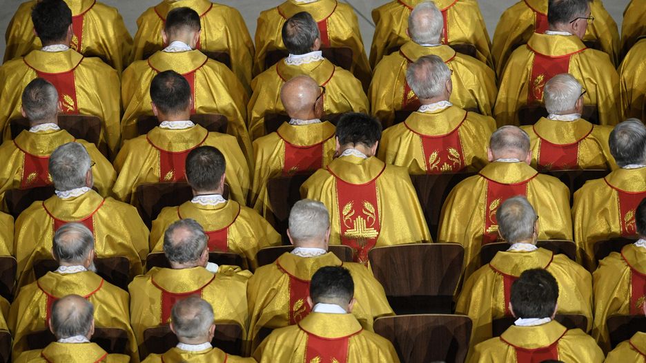 Księża na mszy świętej