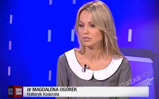 Magdalena Ogórek w szarej sukience jak Edyta Górniak