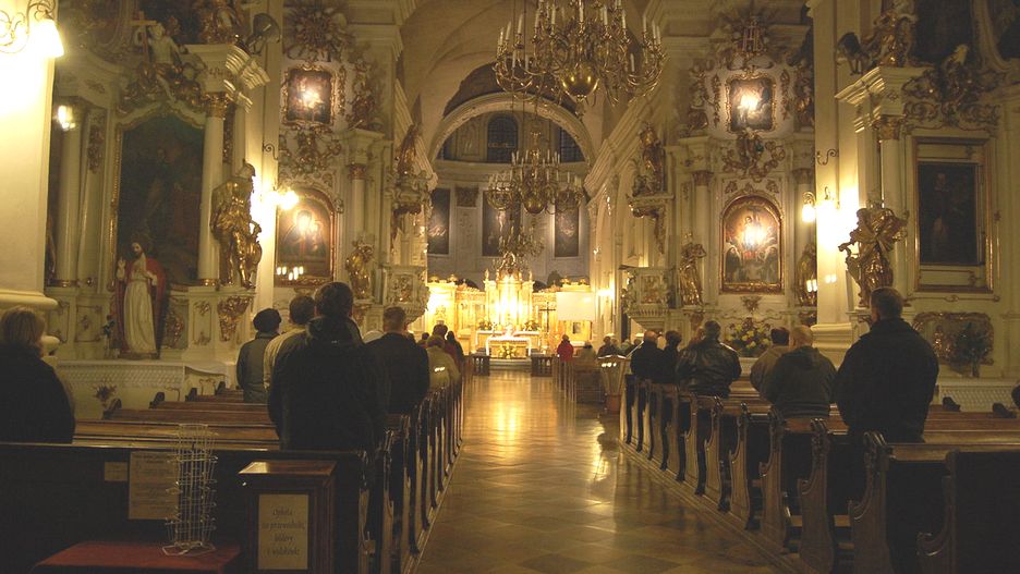 Wybory parlamentarne 2019. W kościołach przemawiają politycy, na ławkach pojawiają się ulotki wyborcze