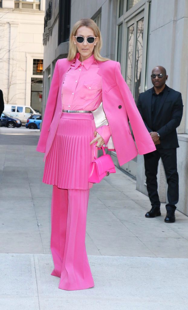 Celine Dion w różowym garniturze oversize 