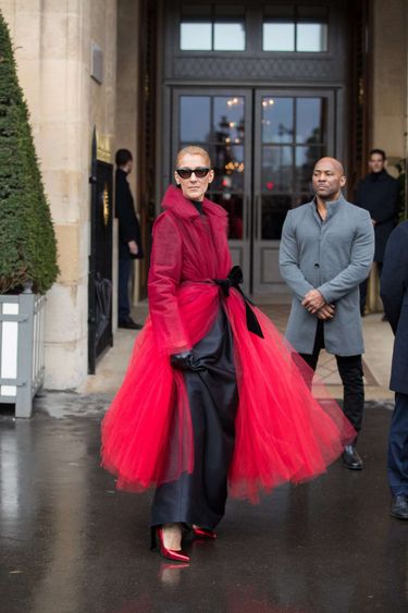 Celine Dion w bordowym tiulowym płaszczu jak wampirzyca