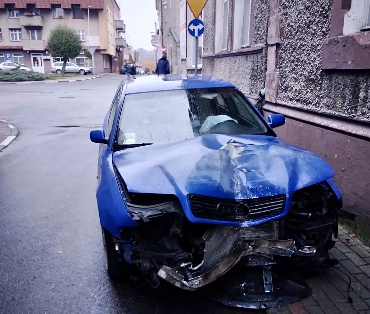 Po narkotykach i alkoholu uderzył w budynek