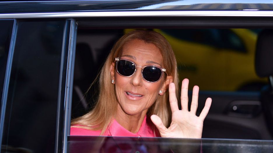 Celine Dion w różowym garniturze
