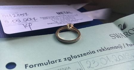 Klientka narzeka na pierścionek od Swarovskiego. "Złoto zeszło po trzech miesiącach"