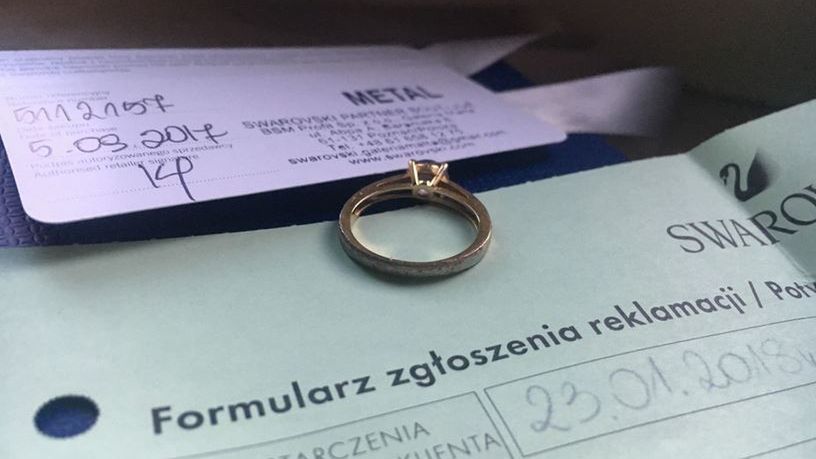 Złoto zeszło z pierścionka po trzech miesiącach? Firma radzi, by zdejmować biżuterię na przykład przed zmywaniem naczyń