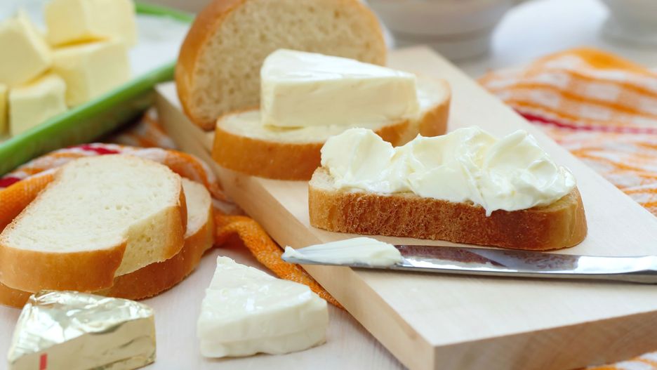 Kupując serek topiony, warto wybierać produkty z jak najkrótszym składem