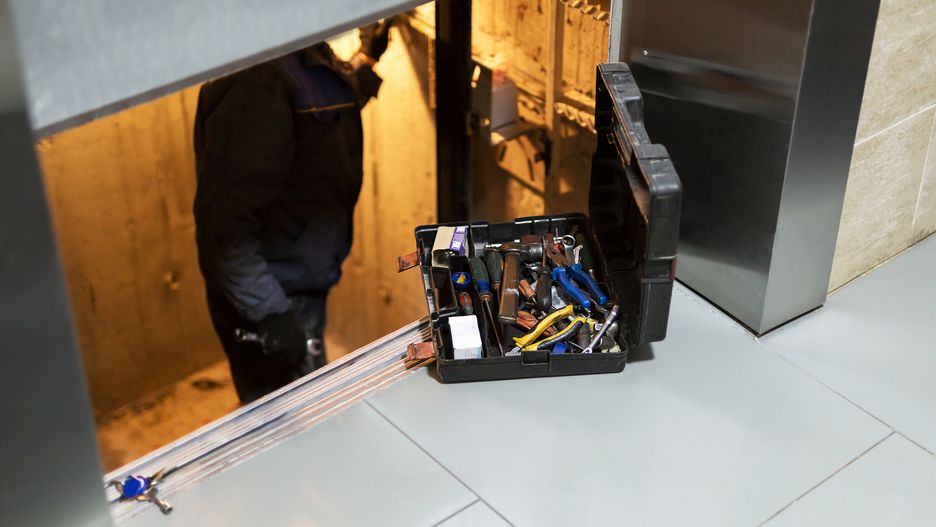 Szwecja - spędził 3 doby uwięziony w zepsutej windzie. Uwolnili go mechanicy.