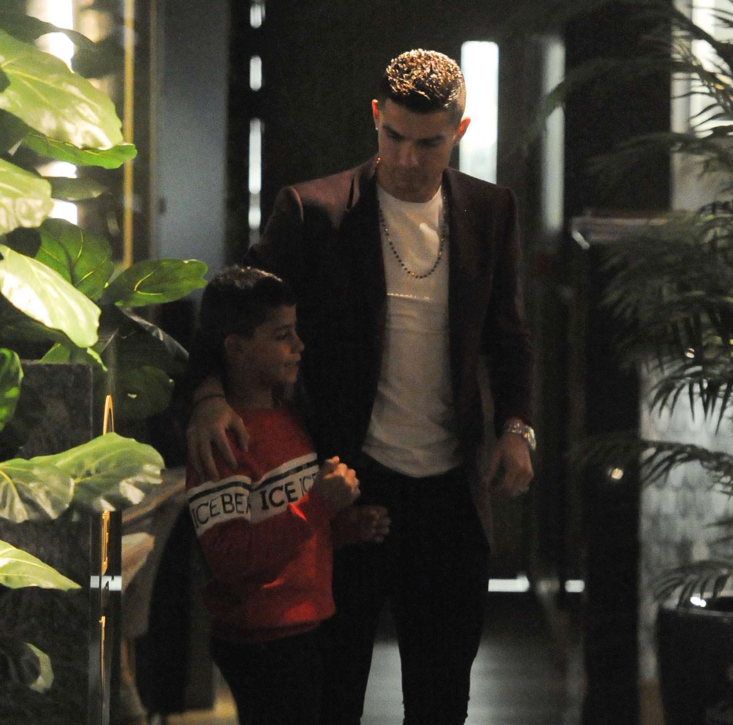 Cristiano Ronaldo i Georgina Rodriguez z Cristiano Ronaldem Juniorem na kolacji w Londynie