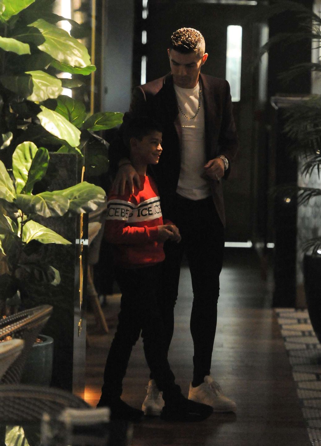 Cristiano Ronaldo i Georgina Rodriguez z Cristiano Ronaldem Juniorem na kolacji w Londynie