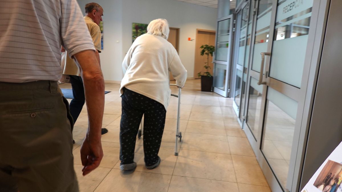 Opiekun osoby starszej jest w chwili obecnej zawodem deficytowym.  